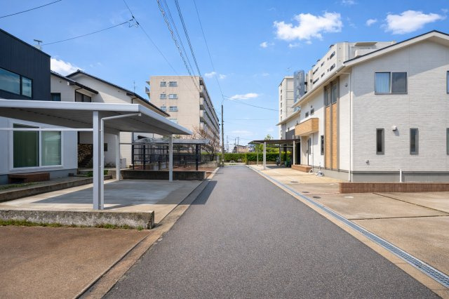 中央区近江2丁目　中古戸建の前面道路含む現地写真