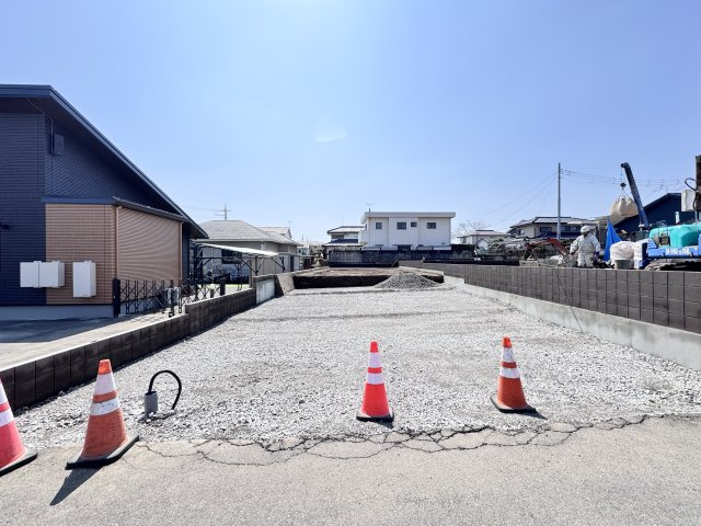 新築　渋川市半田第7　3号棟の駐車場|現地写真　駐車スペースは並列3台+3台分可能です！					
