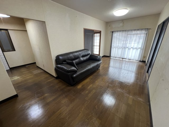 ロマネスク新屋敷の居間・リビング