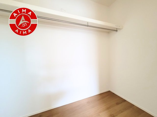 福岡市西区今宿2丁目第1-3棟（2号棟）の内観：施工例|洋服や大きな荷物が多い方や人数の多いご家族などは、一般的なクローゼットよりもウォークインクローゼットのほうが使い勝手が良いです。