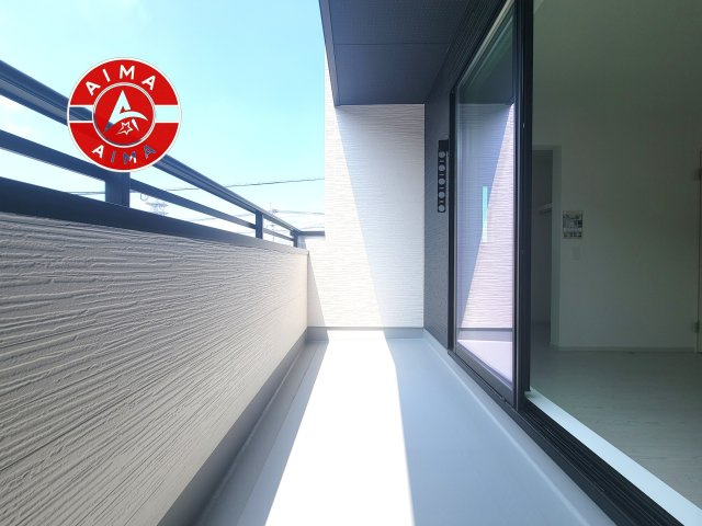 福岡市西区今宿2丁目第1-3棟（2号棟）のバルコニー|風をしっかりと感じられるバルコニーでは、毎日が洗濯日和です。広々としているので洗濯も楽しくなるでしょうし、気分転換にバルコニーからの眺めを楽しむのもいいでしょう。