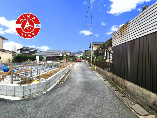 福岡市西区今宿2丁目第1-3棟（2号棟）の前面道路含む現地写真|前面道路は閑静な住宅地をはしる車通りの少ない道路。お車の出し入れが苦手なママや小さなお子様にも安心ですね。しっかり舗装もされているので、ベビーカーや自転車で通っても快適に通行できます。
