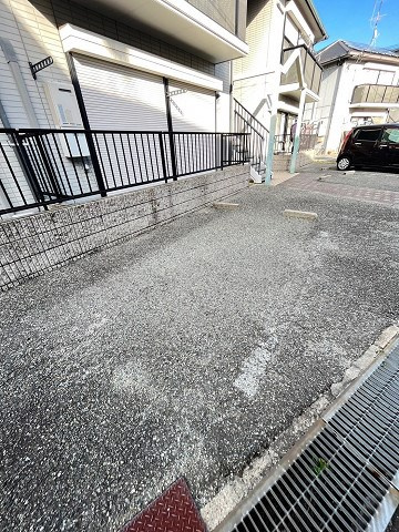 ファミール仁川Ⅲの駐車場