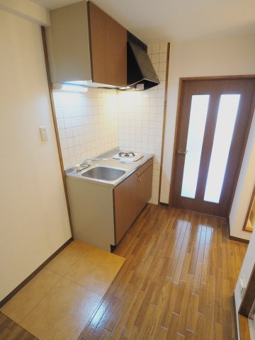 イマニシビルのキッチン|写真は別号室のものとなります。