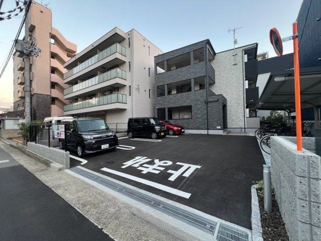 カーサモデルノ南摂津の駐車場