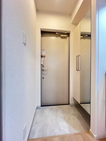 カーサモデルノ南摂津の玄関