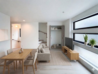 ー3連窓が印象的なモダンな新邸ー磯子区中浜町新築戸建の画像