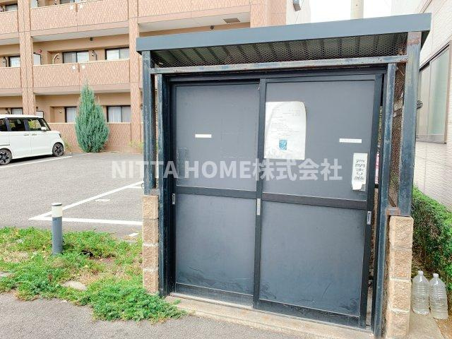 豊岡市高屋の賃貸マンションのエントランス|敷地内にゴミ捨て場です＊