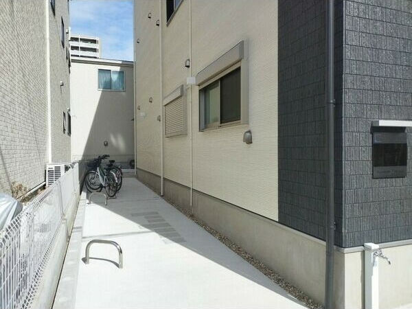 Lega庄内通(名塚二丁目A)北側の建物