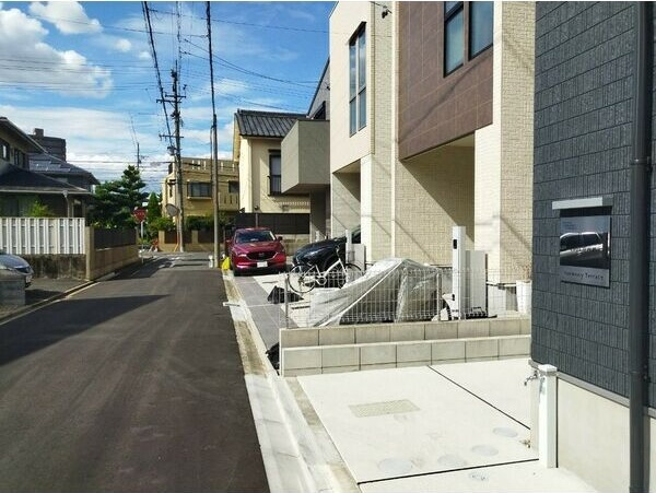 Lega庄内通(名塚二丁目A)北側の建物