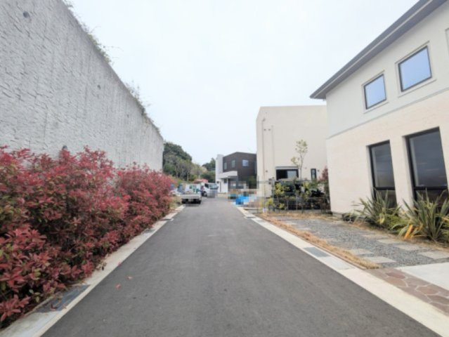 海見え！相模湾を望む眺望　鎌倉山の高台に佇む一邸の前面道路含む現地写真|前面道路