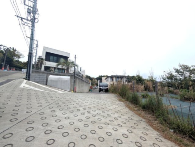 海見え！相模湾を望む眺望　鎌倉山の高台に佇む一邸の前面道路含む現地写真|前面道路
