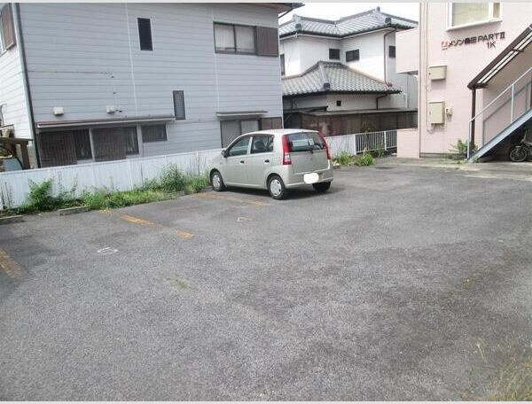 メゾン桑田パートⅡの駐車場