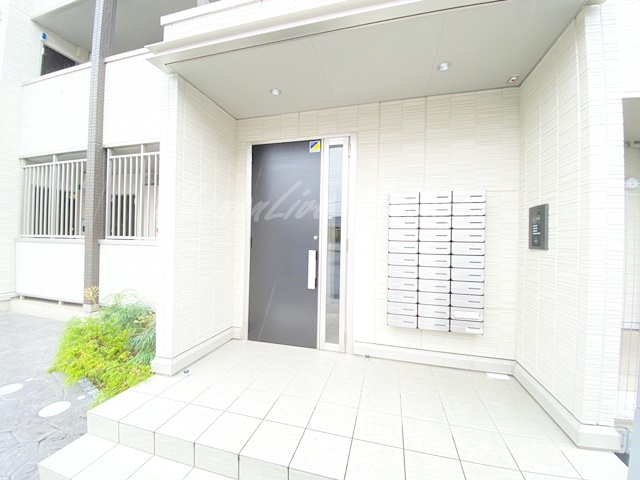 横浜市戸塚区上倉田町のアパートのエントランス