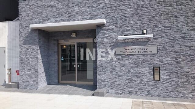 横浜市鶴見区市場富士見町の賃貸マンションのエントランス