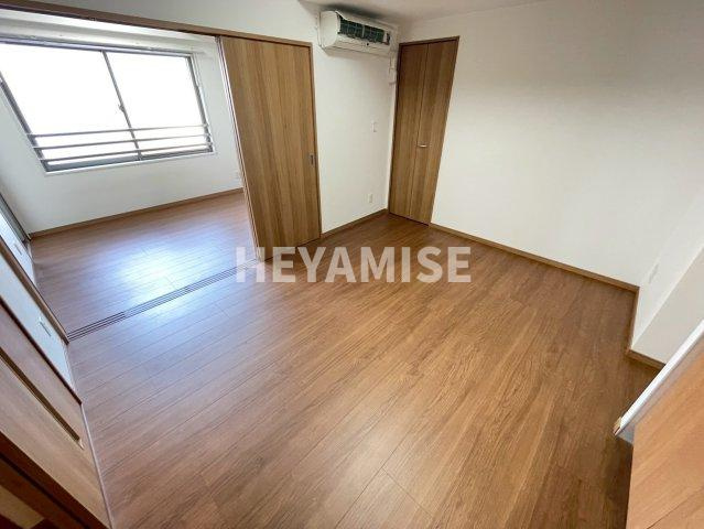 Apartment Grus Okamachiの居間・リビング