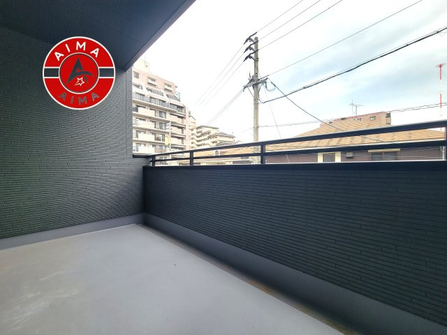 春日市須玖南5丁目第2-2棟（2号棟）のバルコニー|風をしっかりと感じられるバルコニーでは、毎日が洗濯日和です。広々としているので洗濯も楽しくなるでしょうし、気分転換にバルコニーからの眺めを楽しむのもいいでしょう。