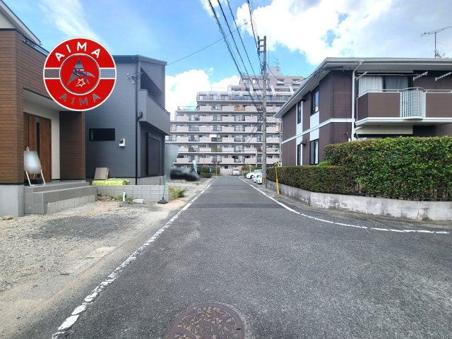 春日市須玖南5丁目第2-2棟（2号棟）の前面道路含む現地写真|前面道路は閑静な住宅地をはしる車通りの少ない道路。お車の出し入れが苦手なママや小さなお子様にも安心ですね。しっかり舗装もされているので、ベビーカーや自転車で通っても快適に通行できます。