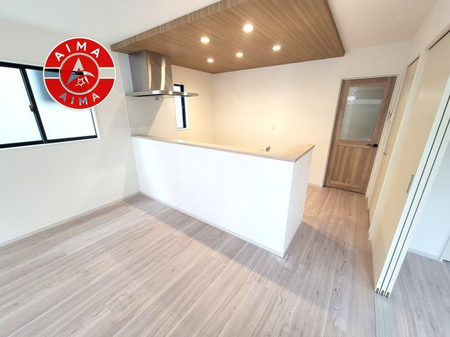 春日市須玖南5丁目第2-2棟（2号棟）のダイニング|キッチンから立ち込める香りが今日の料理を期待させます。