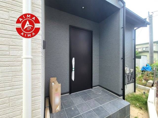 春日市須玖南5丁目第2-2棟（2号棟）の玄関|おでかけの時も帰った時も、「我が家」を最初に感じでもらえる素敵な空間に。