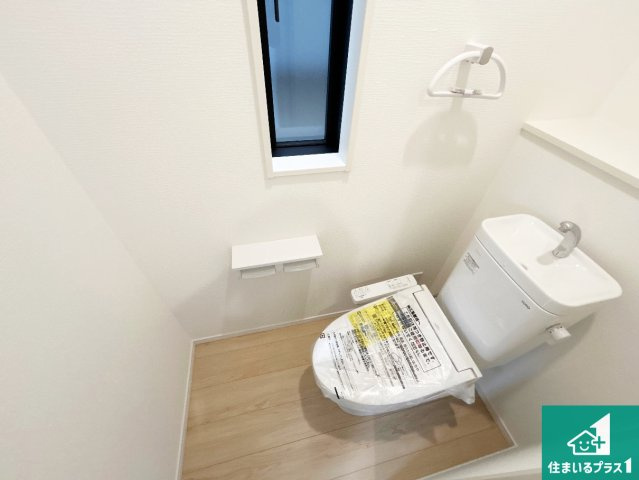 和歌山市有本　第4期　新築一戸建てのトイレ|シャワー洗浄機能付トイレは標準仕様。冬場は暖かシートヒーターも装備！
表面コートでキレイ長持ち！省エネ節水仕様の温水洗浄トイレ！