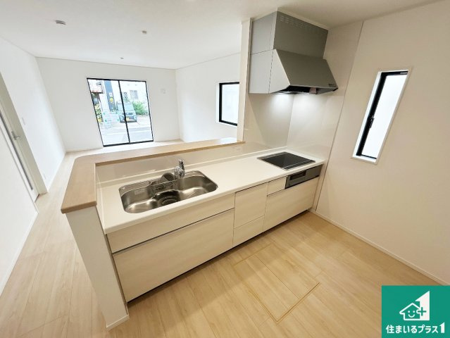 和歌山市有本　第4期　新築一戸建てのキッチン|収納豊富！浄水器付きキッチン！お子さまの様子を見ながらお料理を楽しむことができますね。家族のコミュニケーションが増え会話もはずみそう！