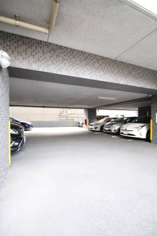 ミーナ原町の駐車場