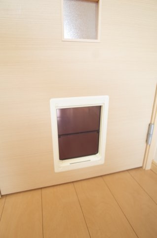 【設備】 | ポチハウス | リビングにはわんちゃん用の出入り口が付いてます☆