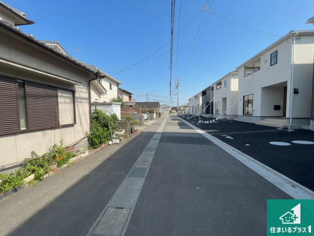 和歌山市有本　第4期　新築一戸建ての前面道路含む現地写真|周辺は閑静な住宅街！前面道路広々で車の出し入れも便利です。駐車が苦手な方でも安心して車庫入れできます！