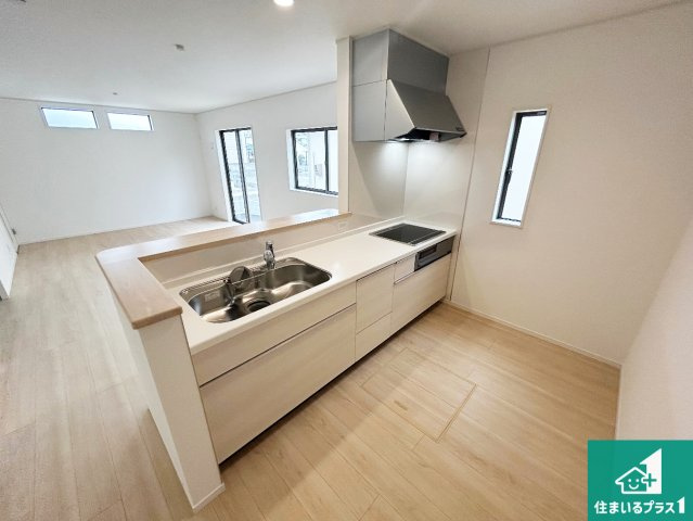 和歌山市有本　第4期　新築一戸建てのキッチン|収納豊富！浄水器付きキッチン！お子さまの様子を見ながらお料理を楽しむことができますね。家族のコミュニケーションが増え会話もはずみそう！