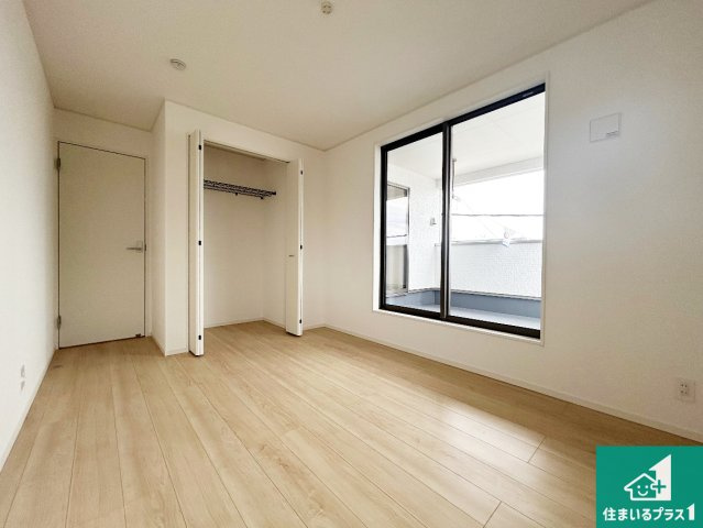 和歌山市有本　第4期　新築一戸建ての洋室|寝室は心地よい眠りについてもらいたくて、シンプルでかつ開放的な空間に！大きな窓から差し込む朝日が、すっきりとした目覚めをサポートします。