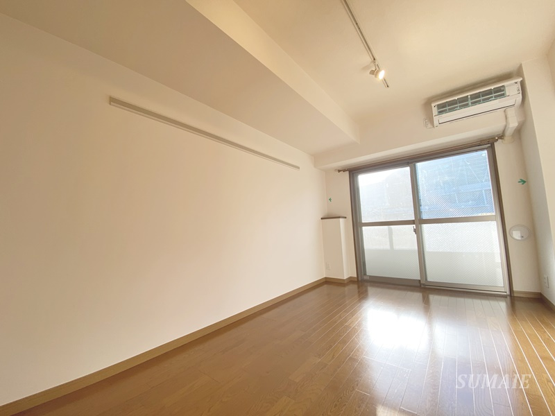 ニューキャピタルビルの居間・リビング|8.32帖洋室☆