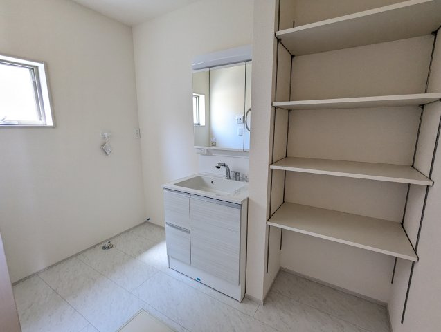 日立市相田町５期の独立洗面台|シャワー付き三面台ワイドな三面鏡～収納も充実～忙しい朝には心強いです～！！