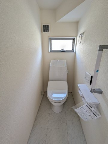 日立市相田町５期のトイレ|１階のトイレには棚がついており、スペースもゆったりとしています