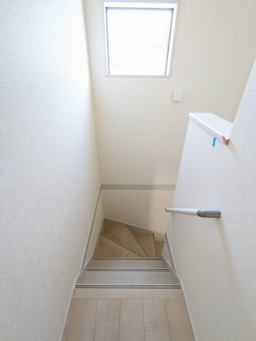 日立市相田町５期の内装|窓付きの階段は明るく、手すり付きで小さなお子様でも安心です