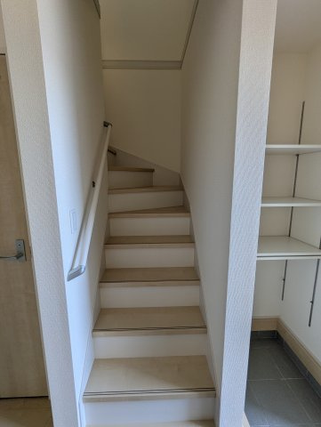 日立市相田町５期の内装|階段には手摺があるので、転倒・転落防止に繋がり・・階段手摺があることでどの世代でも安心して階段を歩行出来ます～！！