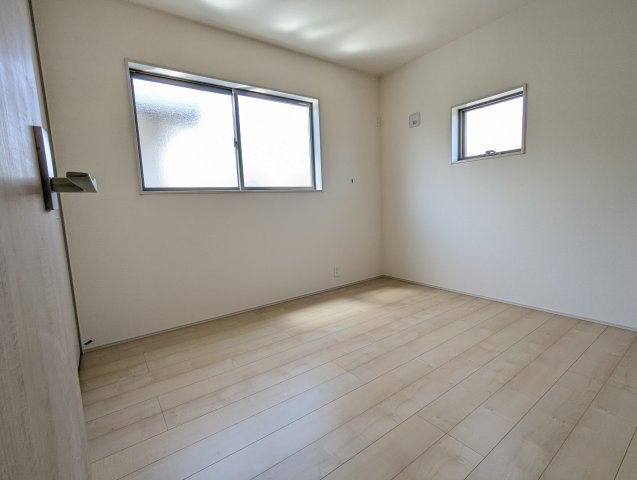 日立市相田町５期の洋室|採光・通風が良く毎朝気持ち良く起床ができ・・日中も日差しが降り注ぐ～暖かいお部屋です。