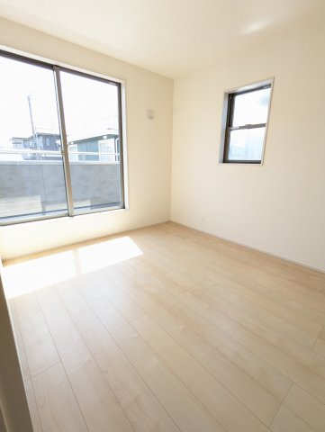 日立市相田町５期の洋室|バルコニーに面したお部屋は照明を点ける時間が少なくて済むので省エネに繋がります。