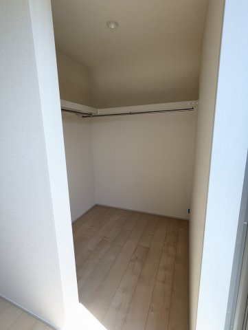日立市相田町５期の収納|ウォークインクローゼット内にキャストなどを置いていただき、スペースの有効活用を！