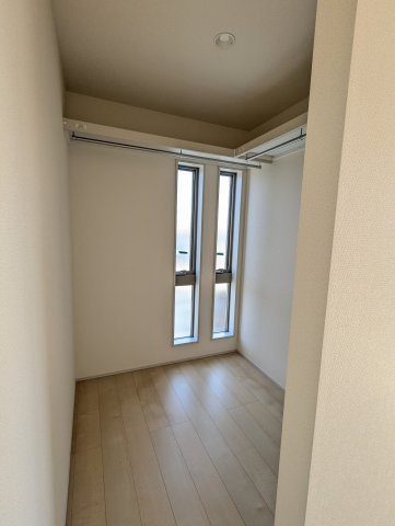 日立市相田町５期の収納|ウォークインクローゼットには衣類だけでなく、趣味のグッズもたっぷり収納できます