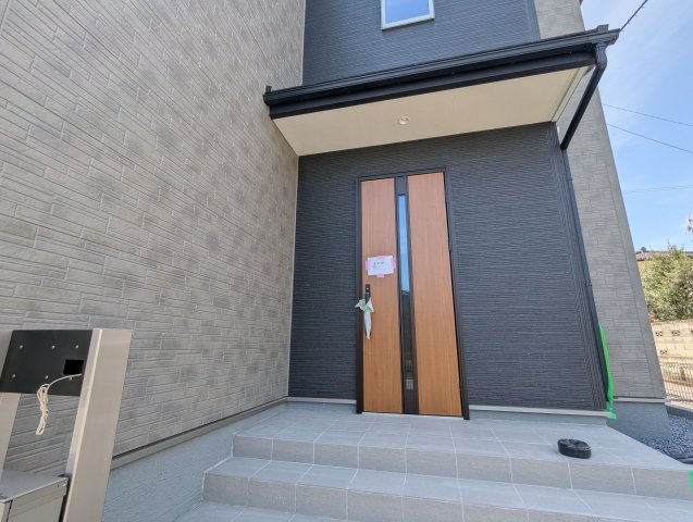 日立市相田町５期の玄関|エントランスです。帰りたくなる家、住む幸せ、ご見学の際はお問合せ下さい。心よりお待ちしております～。