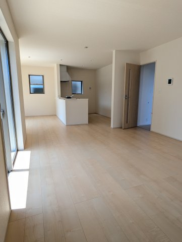 日立市相田町５期の居間・リビング|家具の配置も自由自在のきれいな形のリビングです！自分好みのリビングへ～