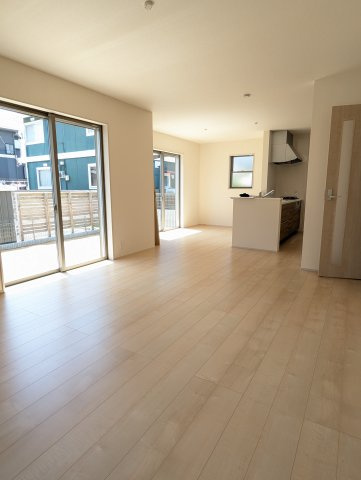 日立市相田町５期の居間・リビング|開放感がありお部屋を見渡せ・・動線が非常に効率的でスムーズな作業ができ魅力的です。