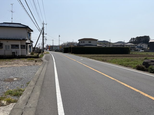 比企郡小川町中爪　土地の前面道路含む現地写真|南西側幅員約8ｍ公道に約16.5ｍ接す