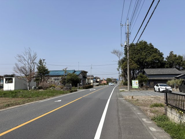 比企郡小川町中爪　土地の前面道路含む現地写真|南西側幅員約8ｍ公道に約16.5ｍ接す