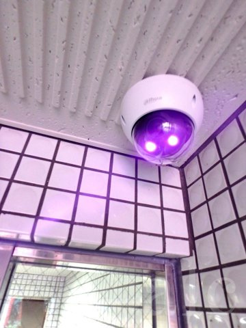 マリオン高円寺のセキュリティ|エントランス・共用部には防犯カメラ　目立つようにライトがついていますので抑止力にもつながります。
