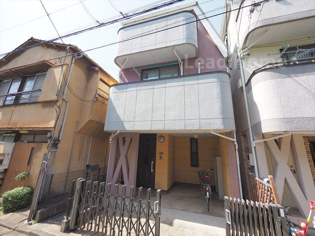 【外観】 | 世田谷区上馬2丁目 | 世田谷区上馬2丁目に建つ3階建の戸建です。駐車スペースもございます。