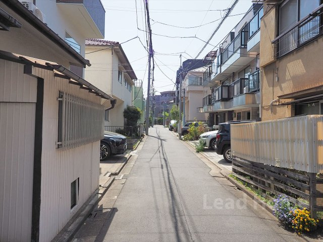 【前面道路含む現地写真】 | 世田谷区上馬2丁目 | 田園都市線「三軒茶屋」駅から徒歩約10分の閑静な住宅街。