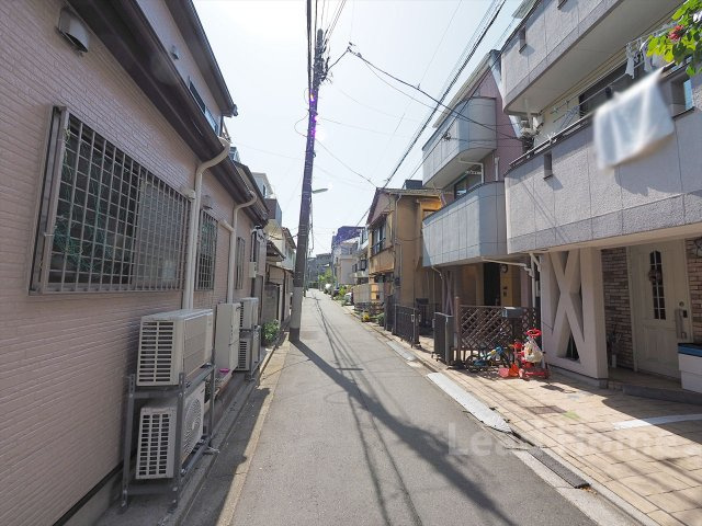 【前面道路含む現地写真】 | 世田谷区上馬2丁目 | 南東側接道で陽当たりの良い区画です。