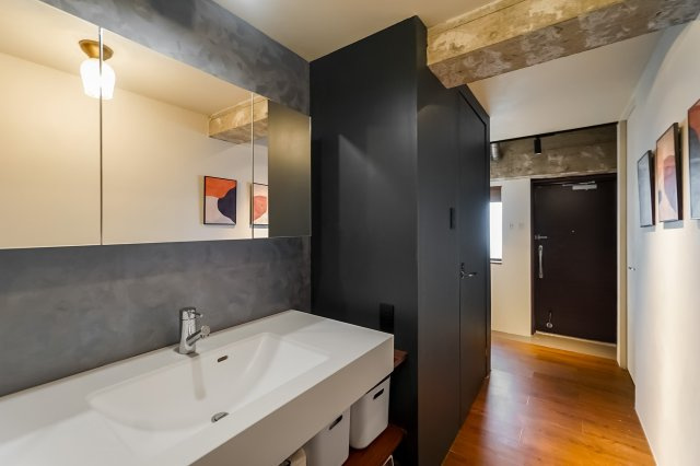 【洗面所】 | パシフィックニュー自由が丘 | 玄関からリビングに向かう動線にある洗面台です。